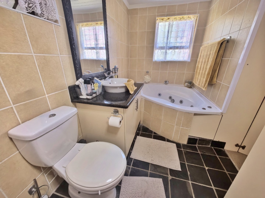 5 Bedroom Property for Sale in Fraaiuitsig Western Cape